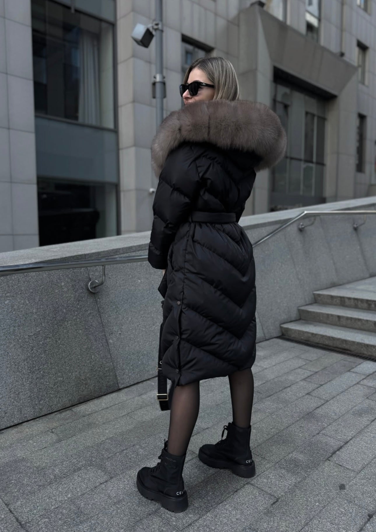 Nova™ | Tyylikäs takki tekoturkiskauluksella