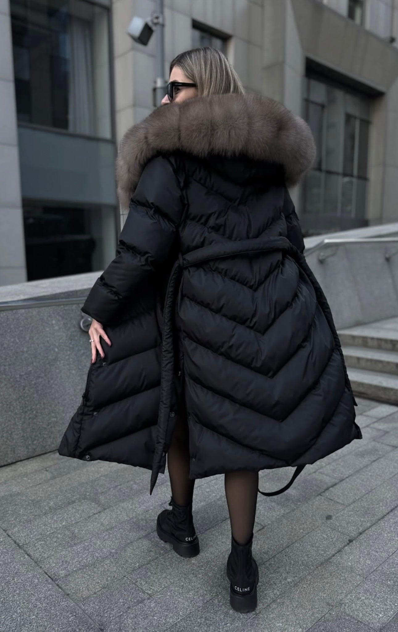 Nova™ | Tyylikäs takki tekoturkiskauluksella