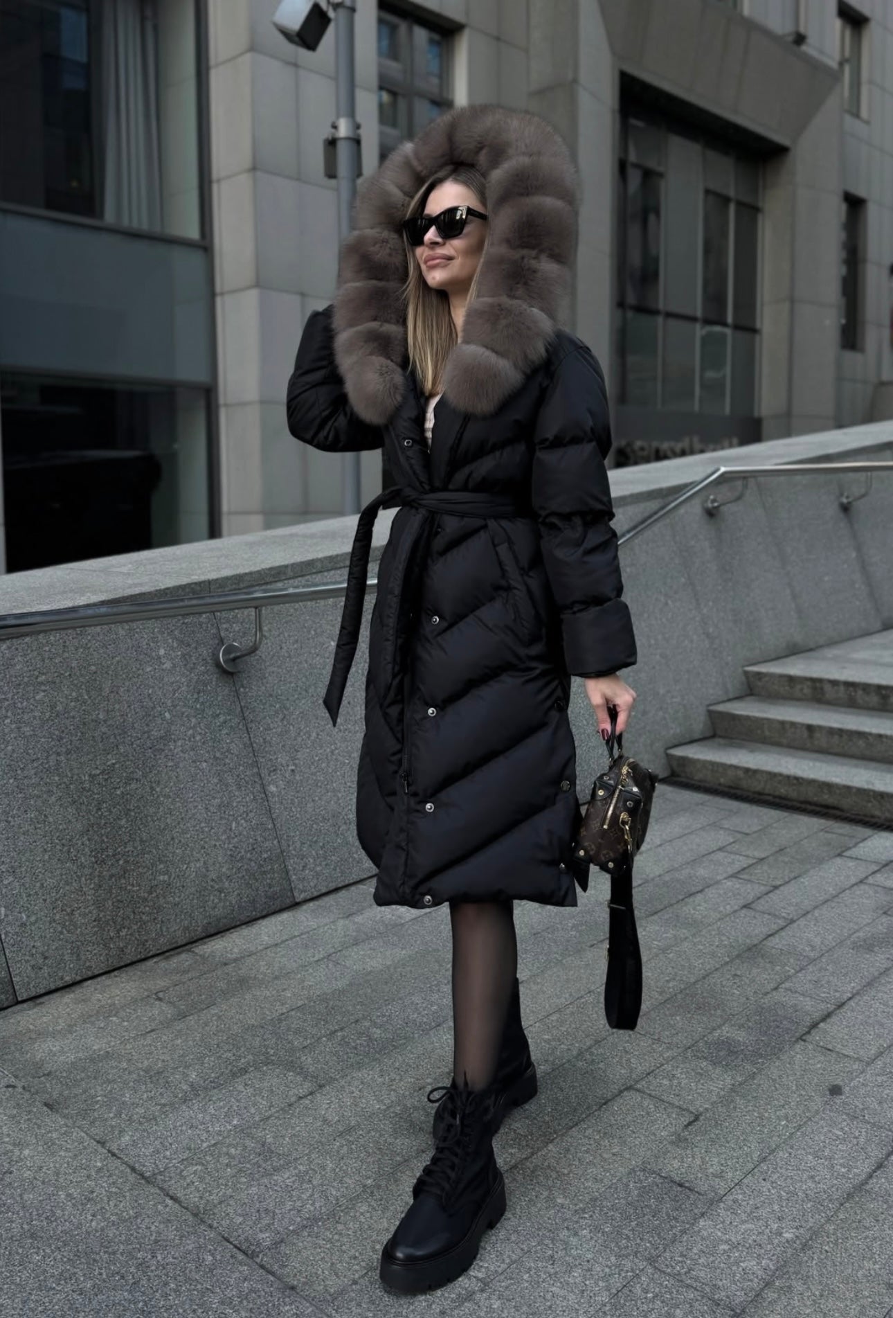 Nova™ | Tyylikäs takki tekoturkiskauluksella